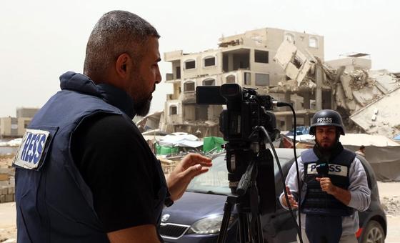 युद्ध व तबाही के बीच अपना काम कर रहे हैं ग़ाज़ा के साहसी पत्रकार